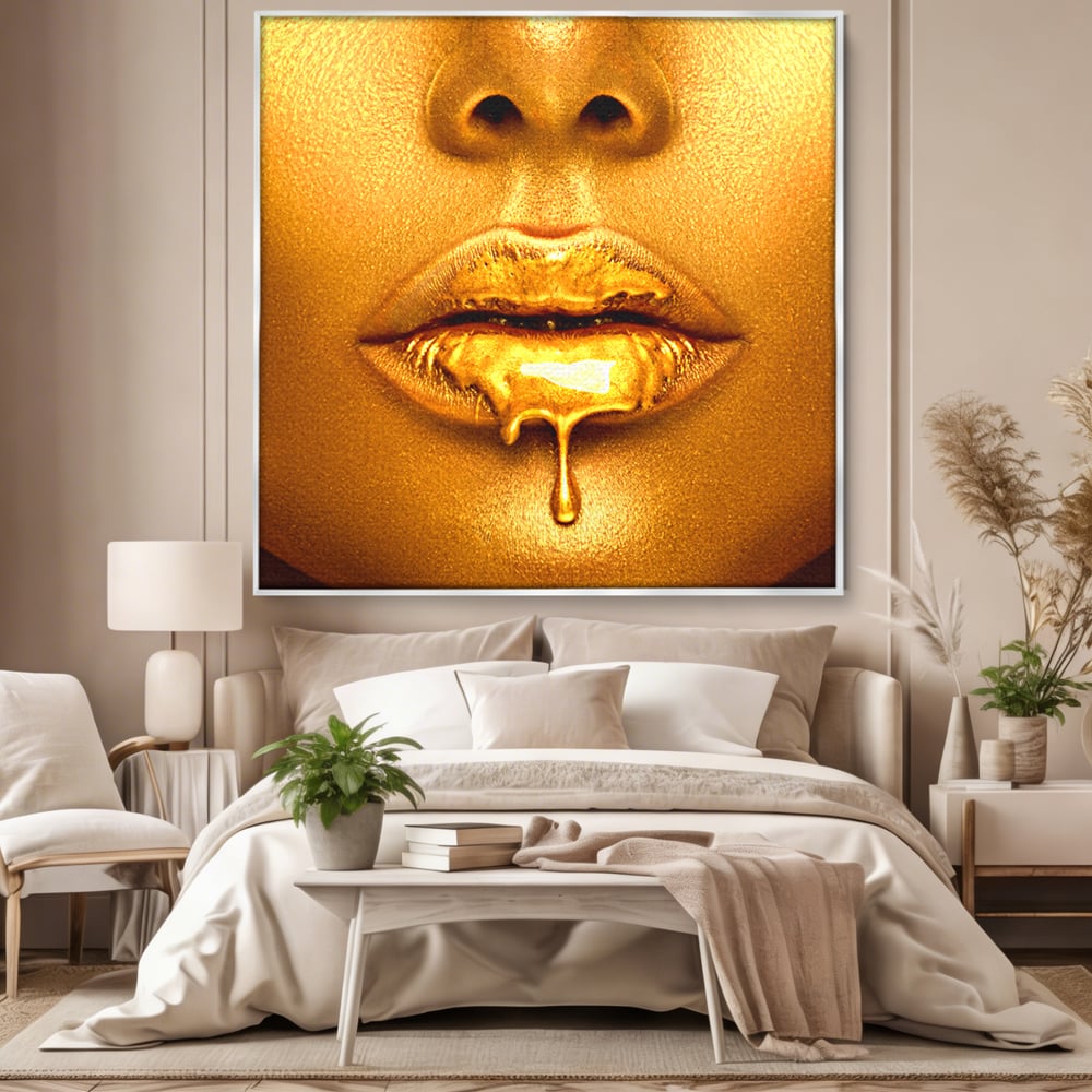 Tablou canvas cu tablou canvas cu buze aurii si luci, in rama de aluminiu argintiu, pe perete intr-un dormitor
